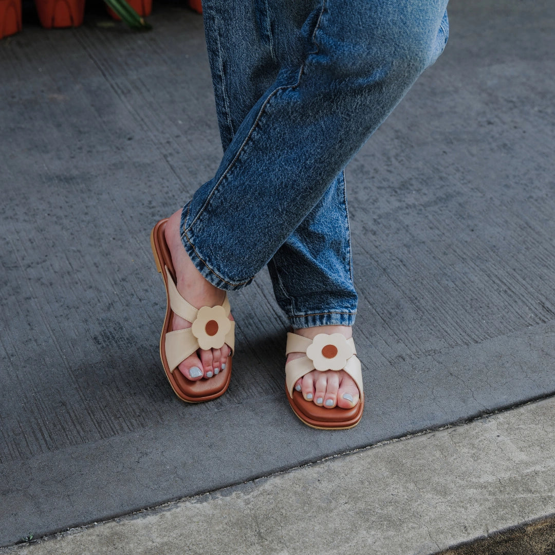 Harie Flats in Hana Beige & Brown