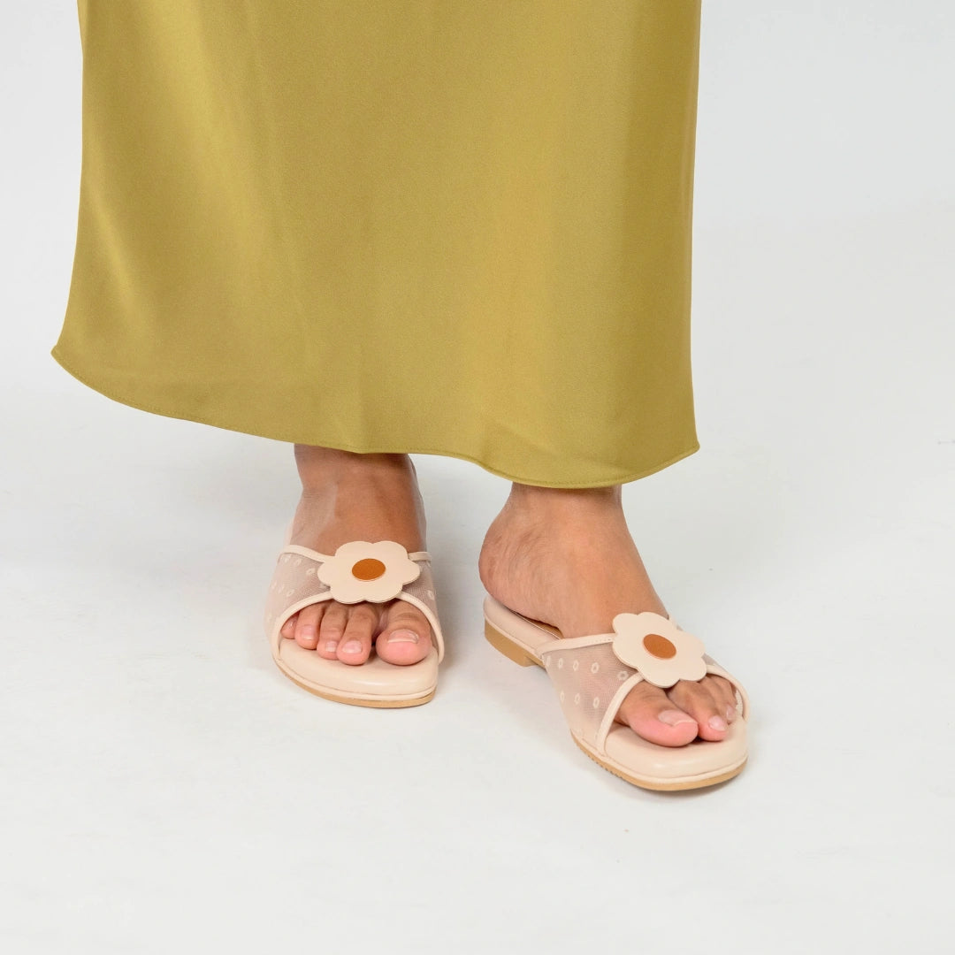 Kay Flats in Hana Polka Beige